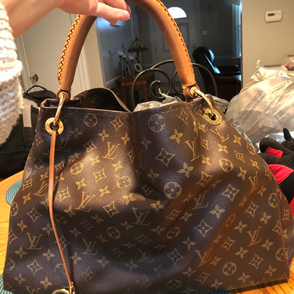 Authentic Louis Vuitton Artsy MM